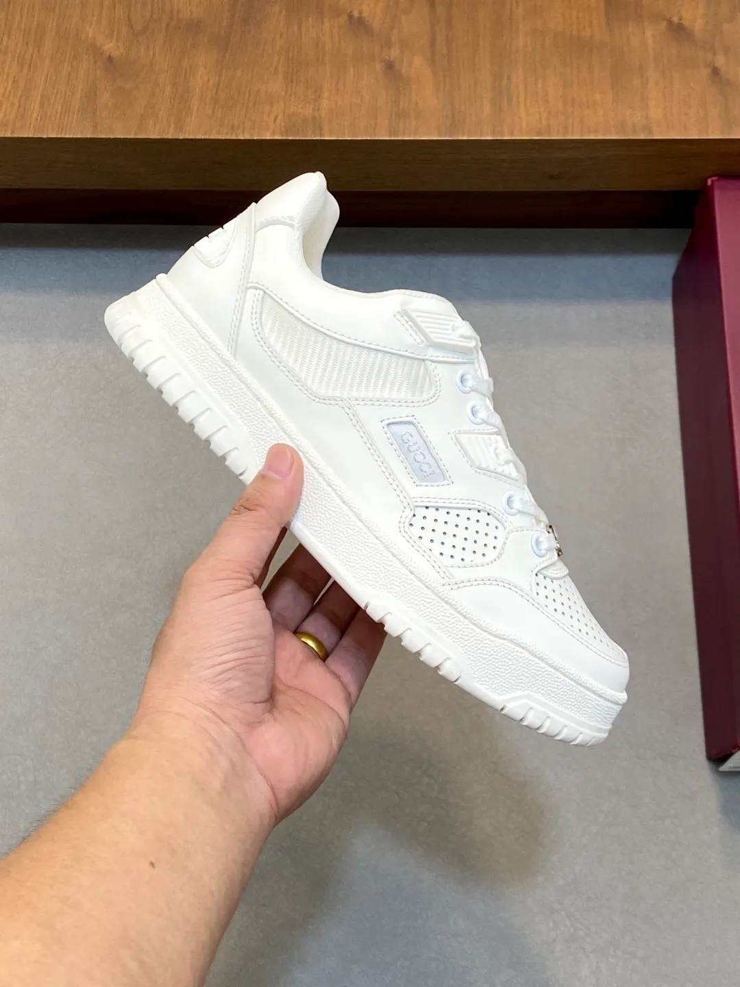 Men's Shoes 💰660 𝐆𝐮𝐜𝐜𝐢 𝐑𝐞-𝐖𝐞𝐛 As the first sneaker created by Sabato De Sarno for Gucci, the Re-Web series reinterprets the brand's classic stripes and sets off the modern silhouette design with bold and unique details. These shoes are crafted from white leather. This new sneaker is ingeniously decorated with many of the brand's classic details, and is equipped with a bright red and green webbing tongue, which will make people fall in love at first sight. White leather treated with a special process for softness and luster, with an embossed grainy texture. Script Gucci logo and interlocking G web label with Interlocking G and script Gucci logo. Rubber outsole with interlocking G detail eyelets. Web tongue. Size: 39-44 (customized for sizes 38 and 45)